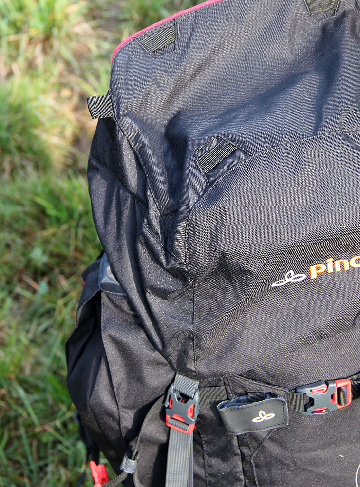 Poutka na vršku batohu slouží k uchycení dalšího nákladu.