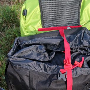 Vstup do hlavní komory batohu.