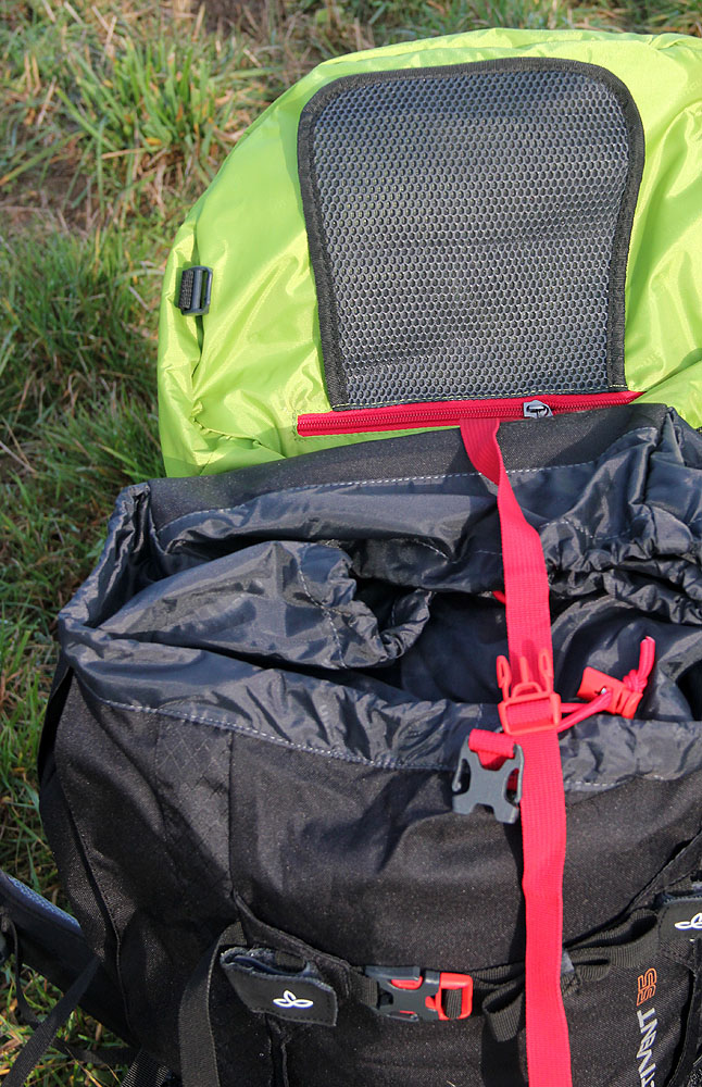 Vstup do hlavní komory batohu.