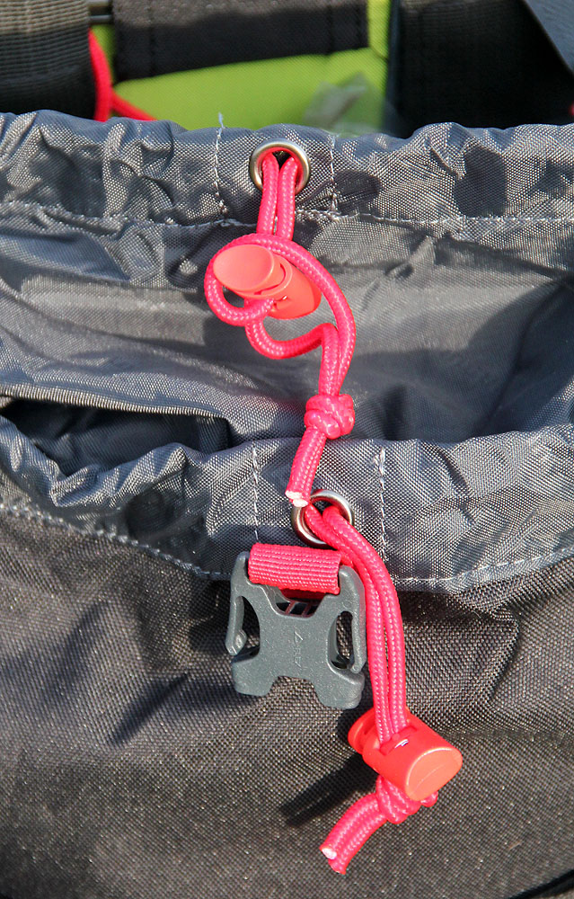 Uzavření hlavní komory pomocí stahovacích popruhů.