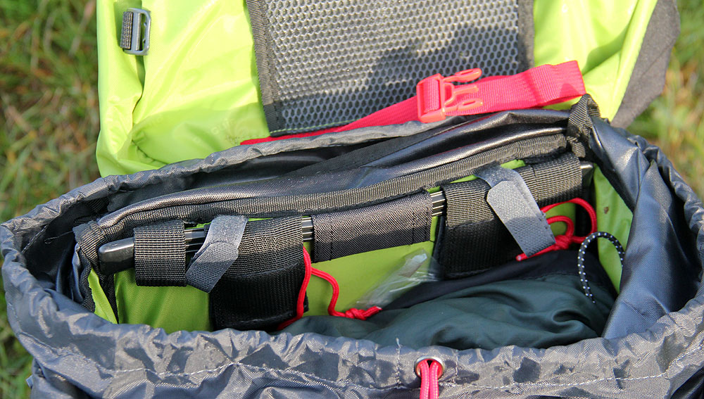 V hlavní komoře najdeme oddělenou kapsu na camelbag.