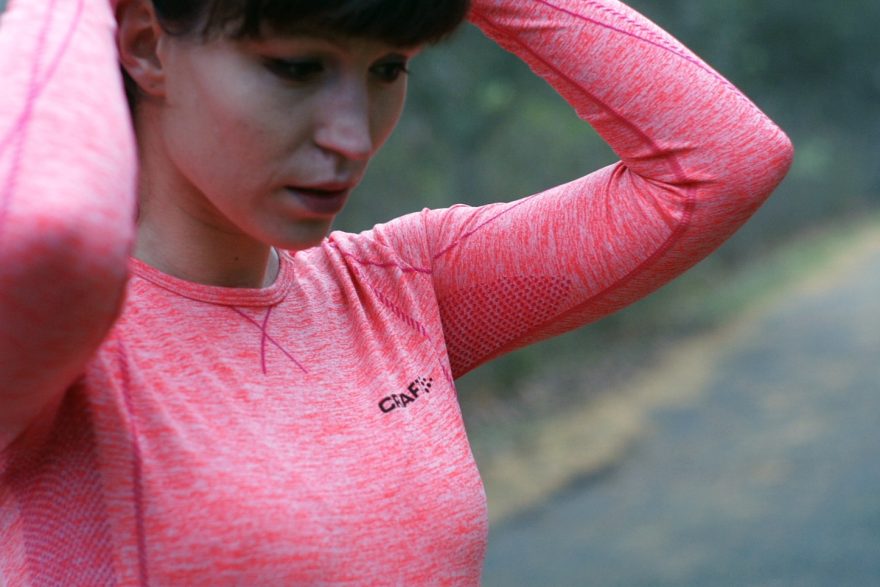 Vpředu je na triku výrazné logo Craft a na rukávu dlouhý plochý šev