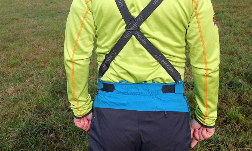 Šle je možné upnout také do boků nebo sundat úplně.