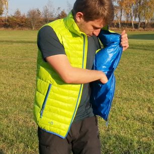 Bunda i vesta mají velké vnitřní kapsy po obou stranách