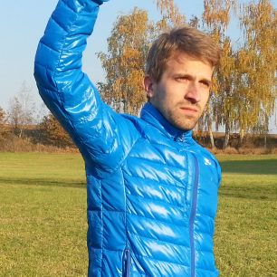 Raglánový střih dovoluje volný pohyb rukou bez vytahování v pase