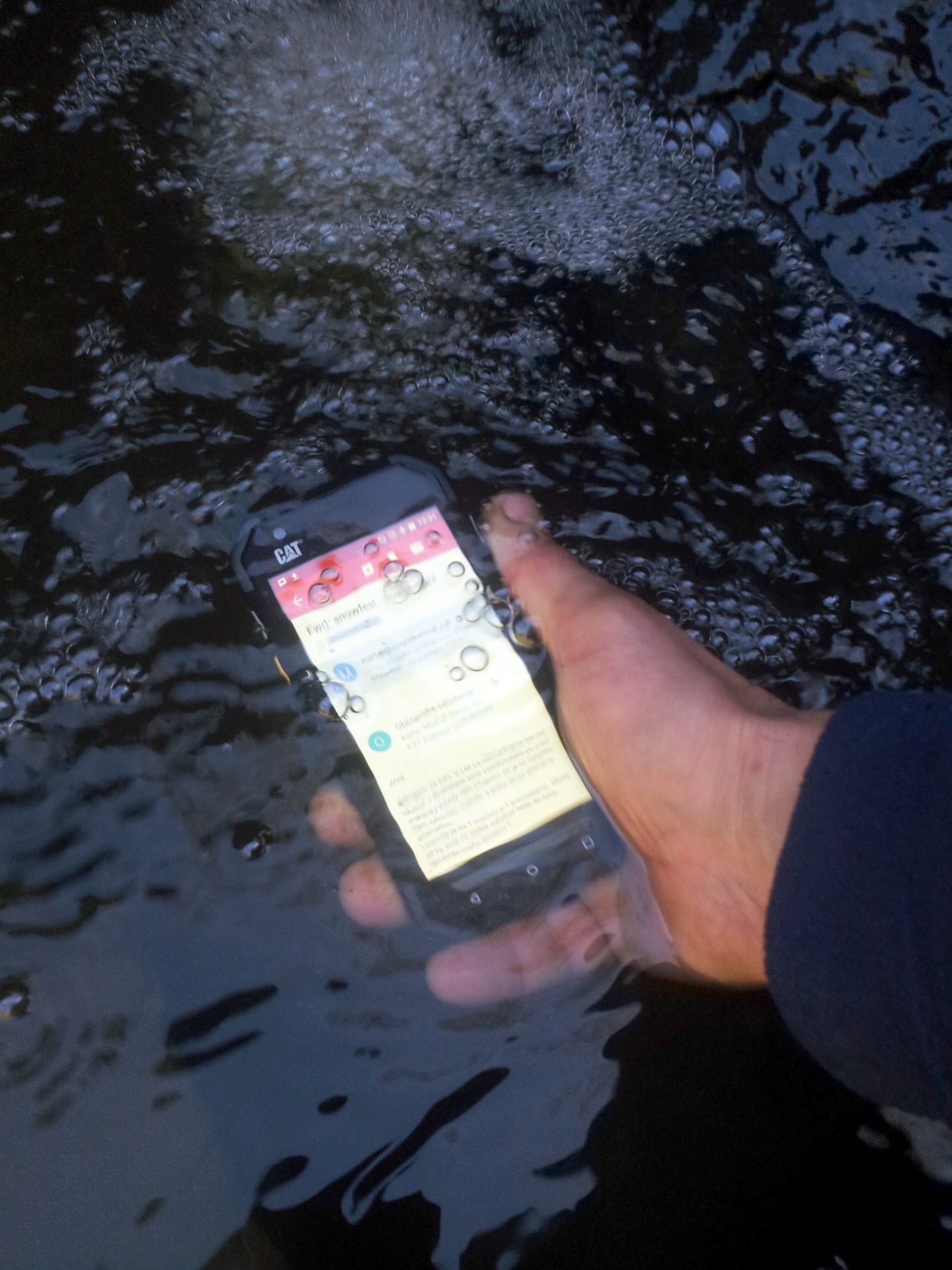 Proud vody může občas zalistovat mezi stránkami nebo spustit aplikaci, telefonu ale neublíží.