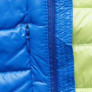 Náprsní kapsa je téměř neviditelná, ale ukryjete v ní spoustu věcí