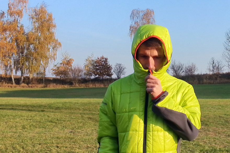 Kapuce je malá, bez možnosti nastavení, ale svoji funkci plní