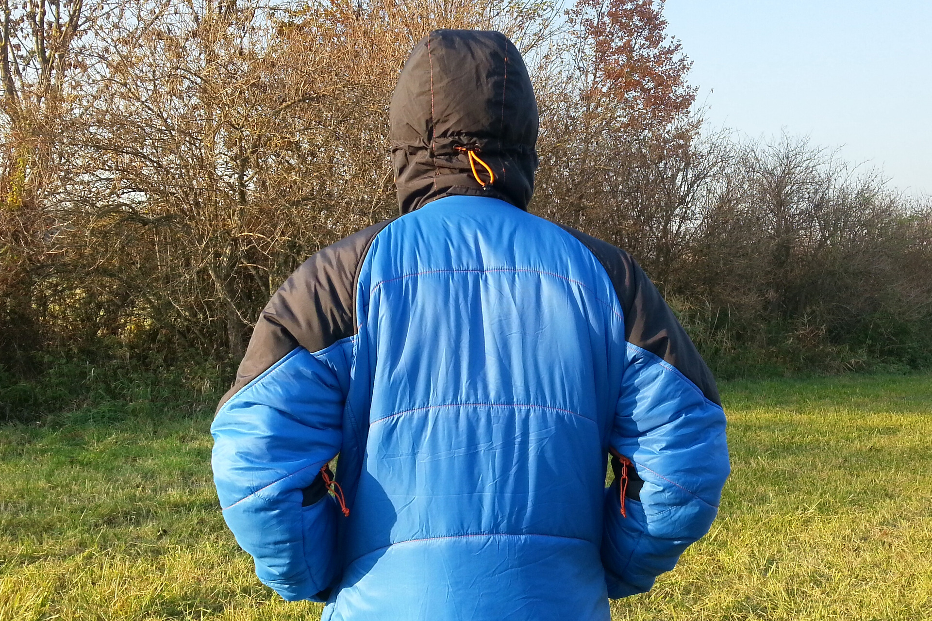 Bunda má vyztuženou kapuci, ramena a bederní spodníčást