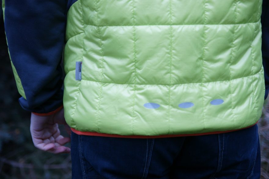 Na zádech jsou tři reflexní bezpečnostní prvky