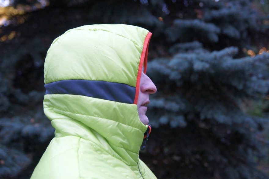 Kapuce má po svém obvodu pružnou látku, která umožňuje snadnější nasazování