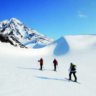 Dobré využití stínů ranního slunce při výstupu na kamčatský vulkán Korjakskij.