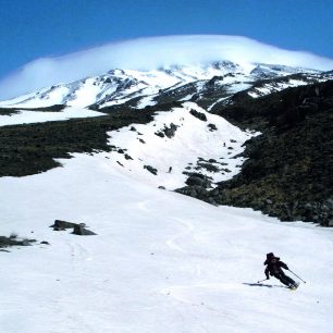 Focení přímo proti svahu 5671 metrů vysokého Damavándu ve výšce asi 3500 m.