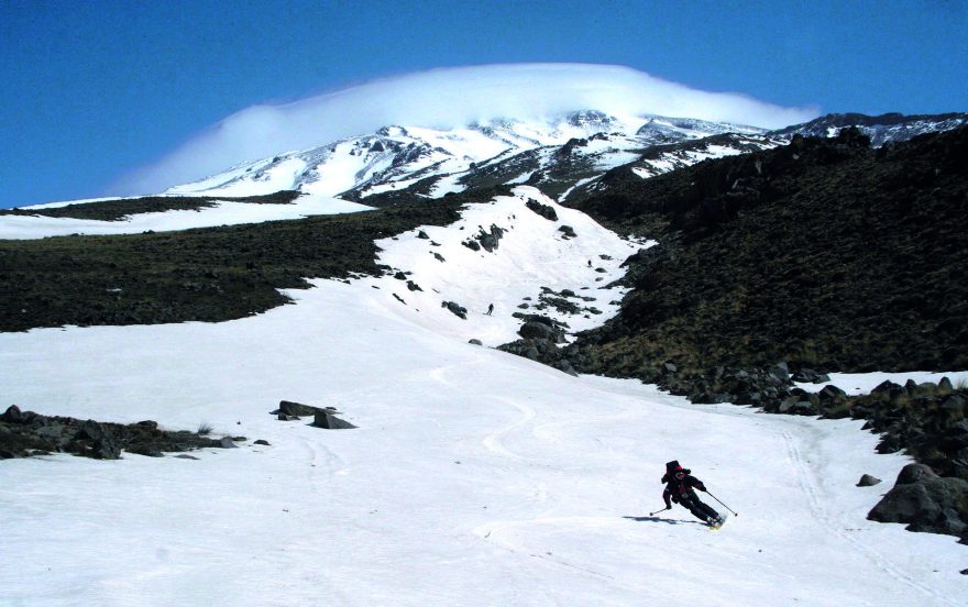 Focení přímo proti svahu 5671 metrů vysokého Damavándu ve výšce asi 3500 m.