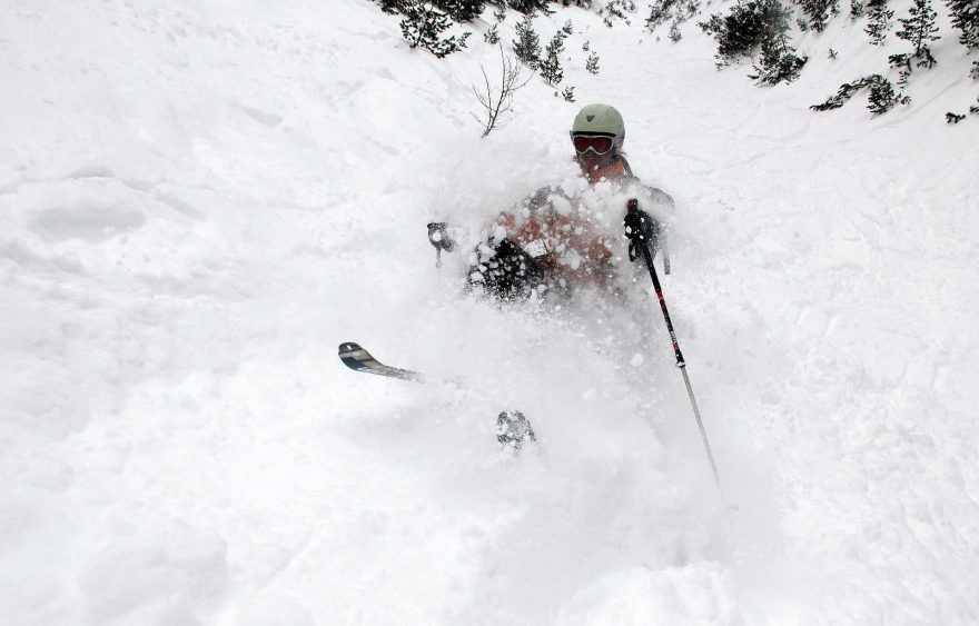 Focení na širších svazích nebo ve žlabech je za přítomnosti čerstvého prašanu nejlepší, i když nesvítí slunce.