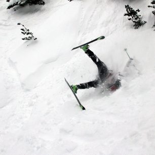 Pro focení pádů je nutné být stále ve střehu a dokázat předvídat to, co jsou schopni lyžaři „spáchat“.