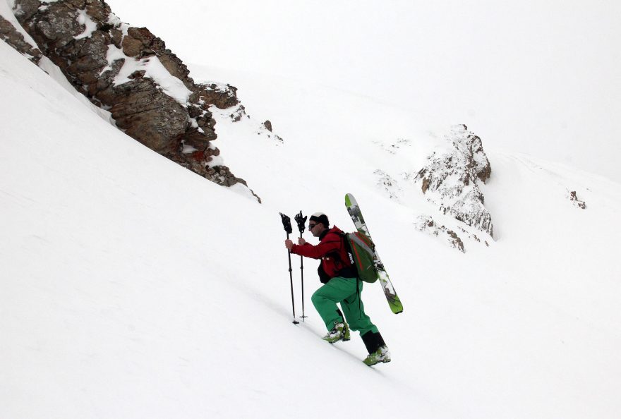 Na lyžích už to dále nešlo - pešky v kalhotech Tilak Avalanche