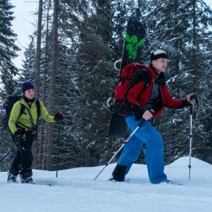 V Tilak Avalanche na sněžnicích v hlubokém slovenském sněhu
