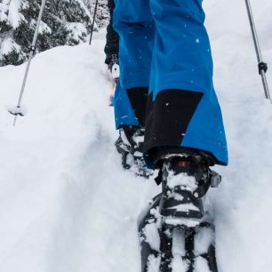 Zakončení nohavic Tilak Avalanche je freeridově široké