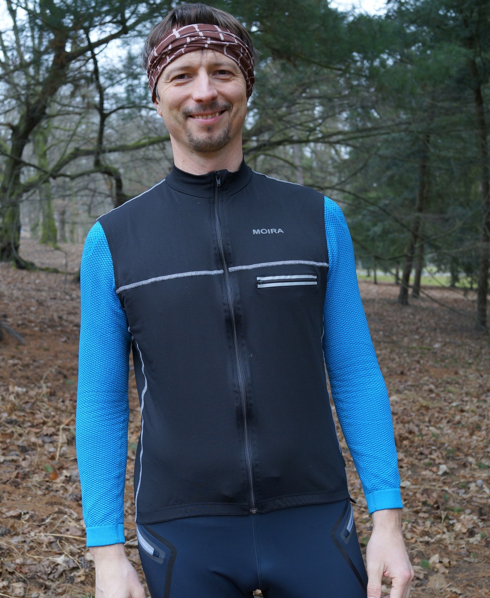 Přední díl s kapsičkou a reflexními prvky.