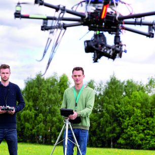 Větší drony s profesionální fototechnikou si vyžadují dvoučlenou obsluhu. Jeden řídí dron a druhý držák s kamerou nebo foťákem.