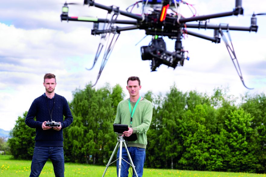 Větší drony s profesionální fototechnikou si vyžadují dvoučlenou obsluhu. Jeden řídí dron a druhý držák s kamerou nebo foťákem.