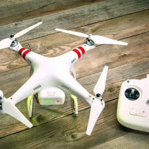 Nejprodávanější dron současnosti DJI Phantom. S ním už pořídíte slušné fotografie nebo videa z ptačí perspektivy.