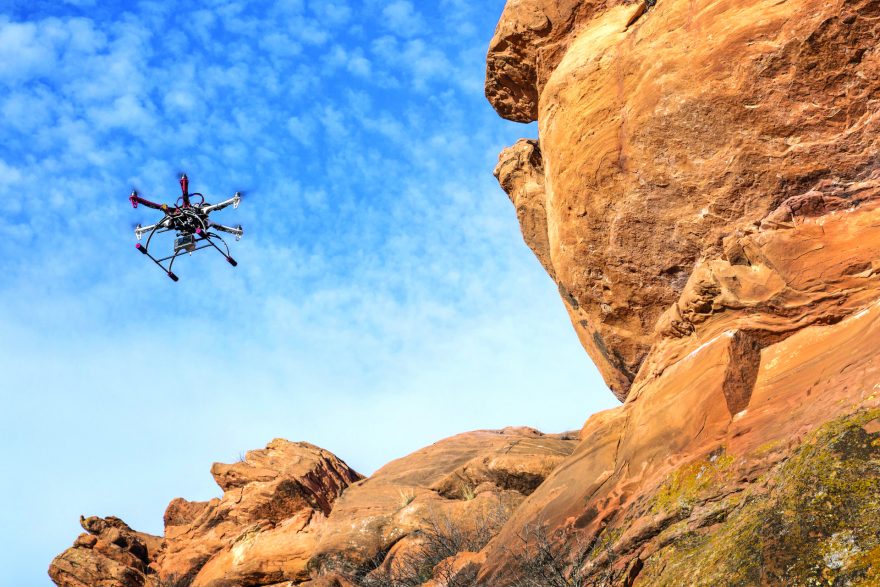 Dron skvěle poslouží při natáčení horo(lezeckého) výstupu. Už nemusíte slaňovat a věšet se vedle lezce.