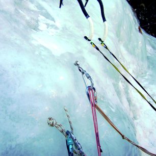 Různé způsoby kotvení v ledu - smyčka v Abalakovových hodinách, šroub do ledu, odsednutí do smyček v zaseknutých cepínech.