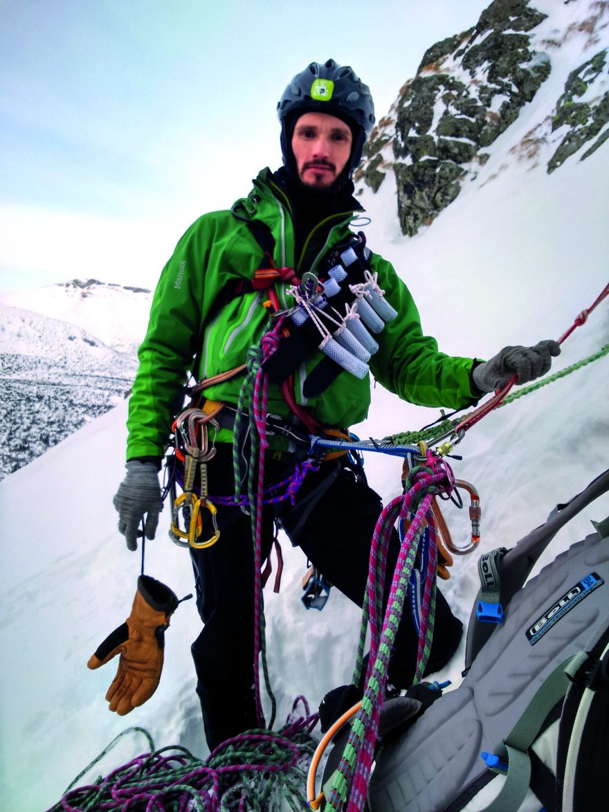 Ledoborec v plné polní se zahradohadicózním nosičem šroubů - made in já doma.