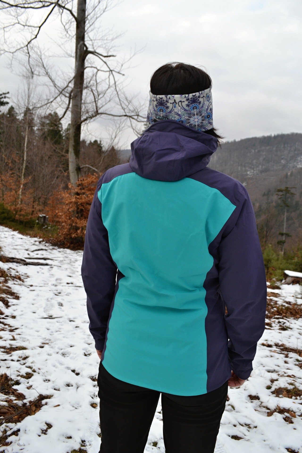 Zadní díl bundy je mírně prodloužený.