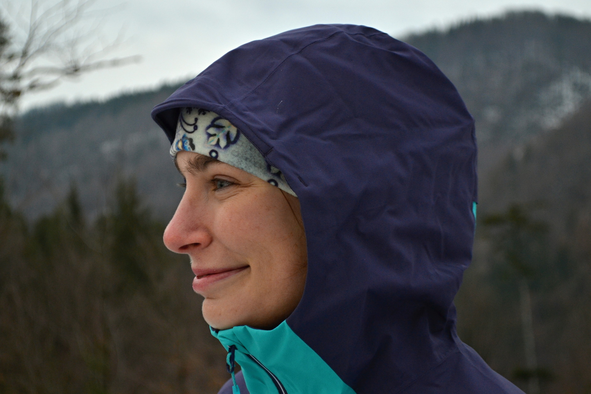 Vrchní část kapuce má malý kšilt, který chrání obličej před přímým deštěm.