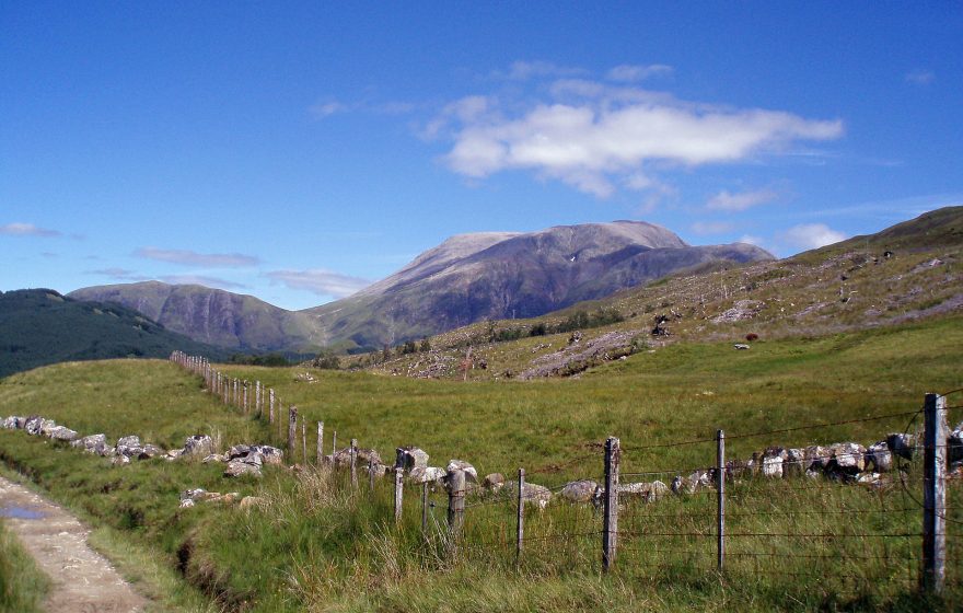 V závěru West Highland Way dominuje horizontu nejvyšší vrchol Britských ostrovů, Ben Nevis.