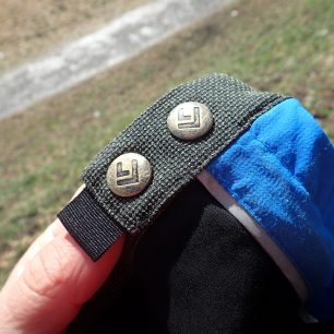 Detail na spodní manžetu nohavice s dvěma druky.