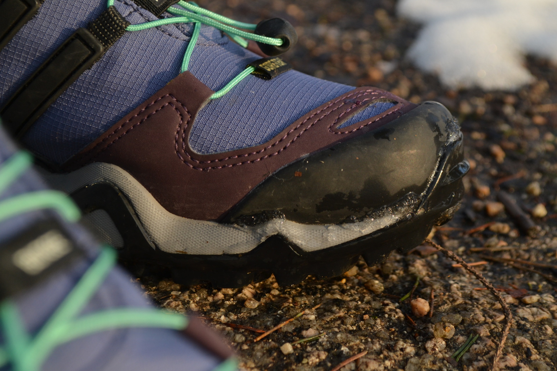 Pogumovaná špička botu chrání proti rychlému opotřebení.