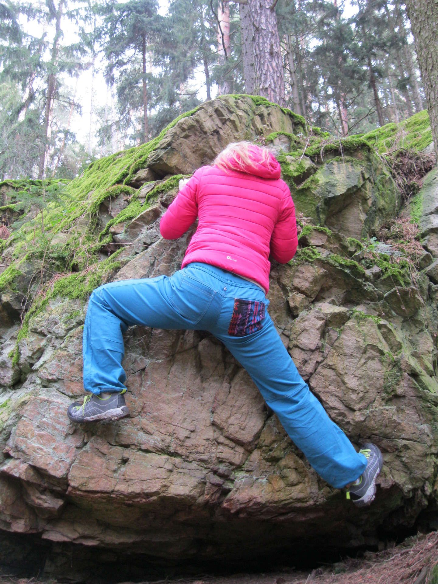 Stažená kapuce bez čepice a helmy