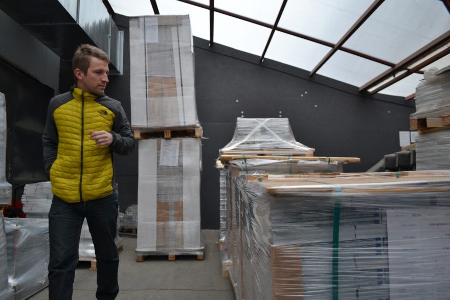 Kolega Michal Kroužel kontroluje množství.