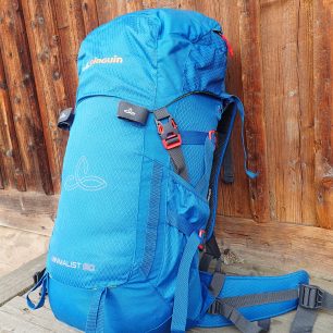 Batoh s nasazeným víkem. Detail na popruhy. Boční - kompresní a hlavní od víka.