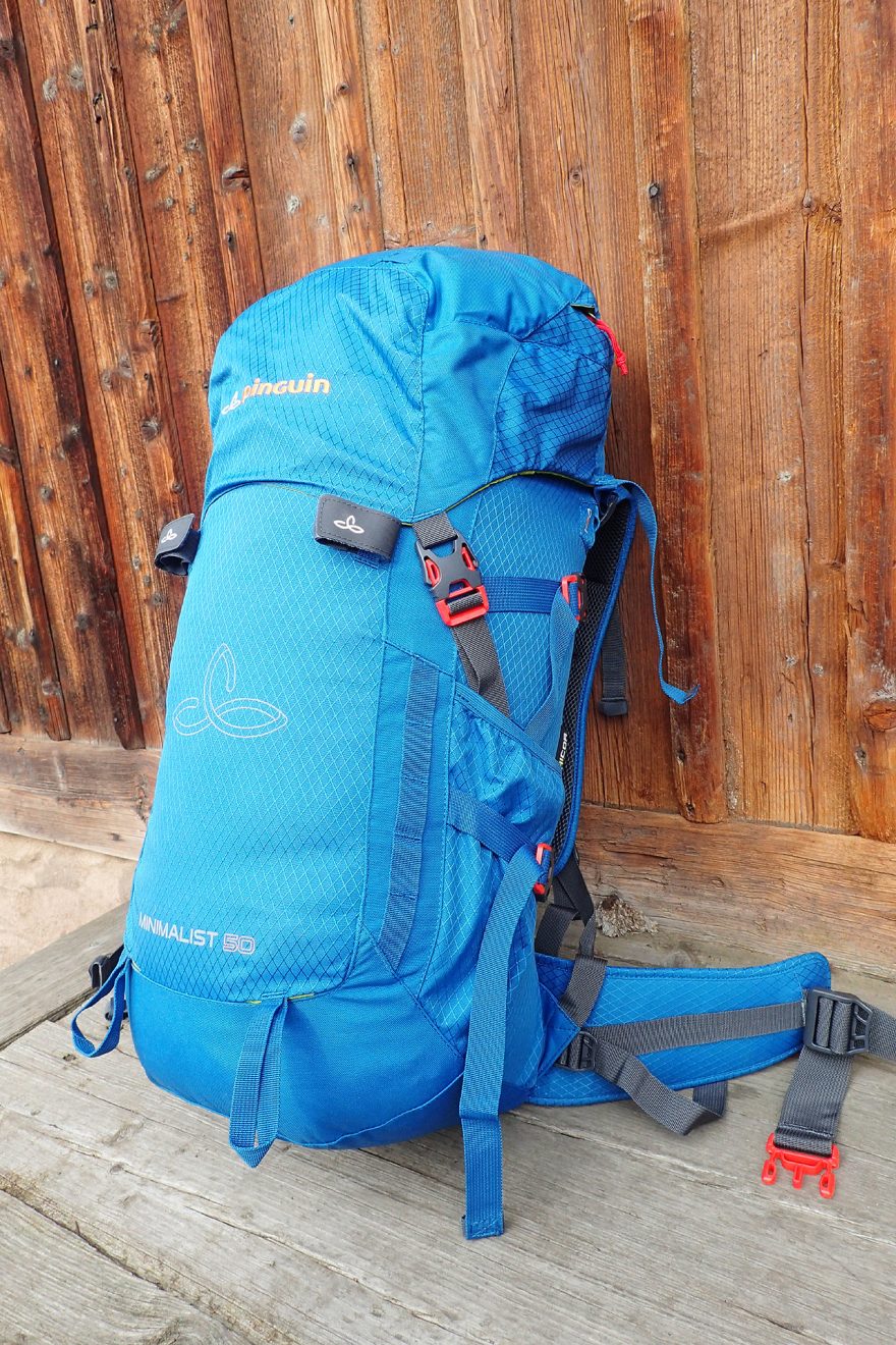 Batoh s nasazeným víkem. Detail na popruhy. Boční - kompresní a hlavní od víka.