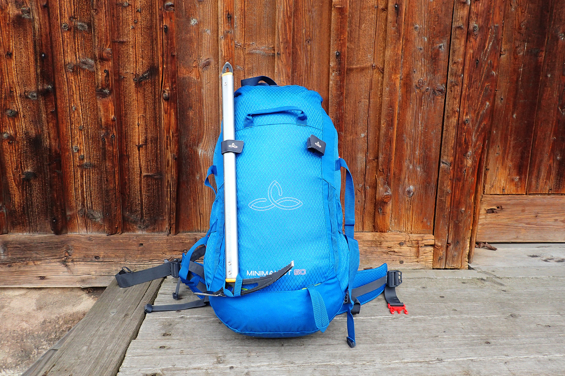 Cepín se fixuje na batoh klasicky do poutka s přetočením. Zajištěný je suchým zipem.