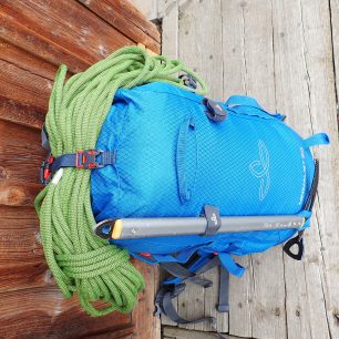 Detailní pohled na fixaci lana na batohu.