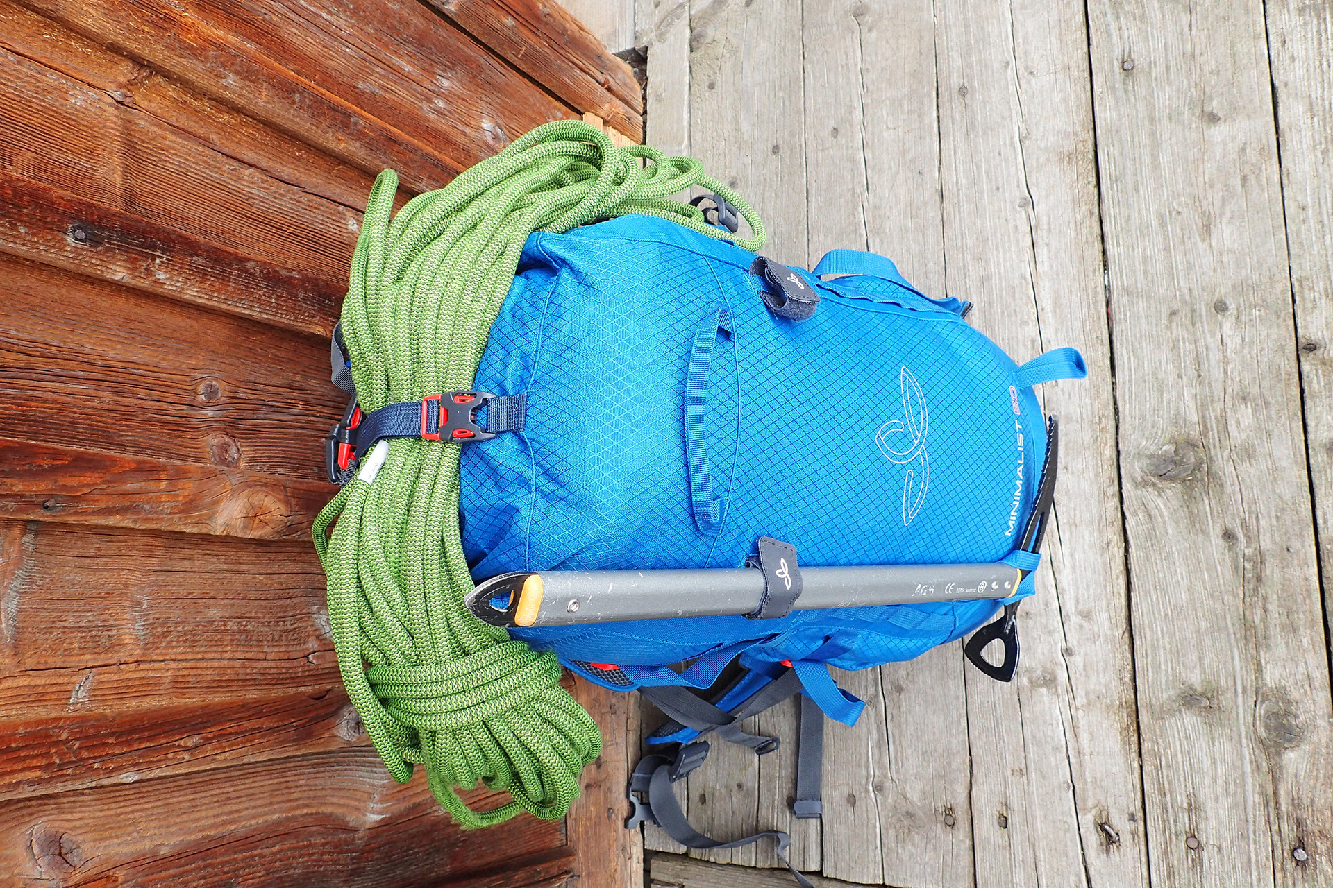 Detailní pohled na fixaci lana na batohu.