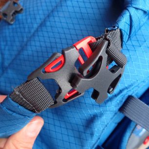 Rolovací uzávěr má tři spony. Dvě k vzájemnému spojení a třetí k fixaci k popruhům od víka batohu tak, aby vycházely díly spon do sebe.