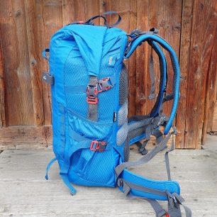 Pohled na zapnutý rolovací uzávěr do popruhů od víka. A dále i na horní popruh s přezkou přes tento uyávěr. Volné konce popruhů se dají zastrčit do bočních kapes.