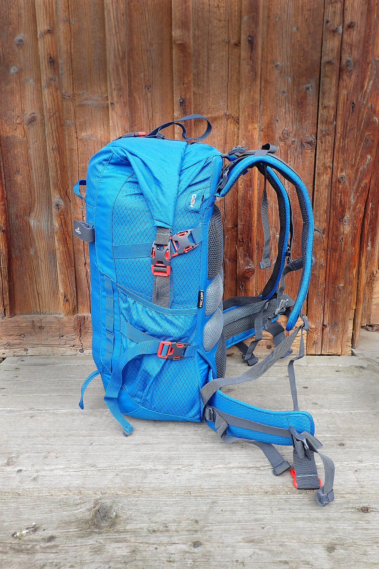 Pohled na zapnutý rolovací uzávěr do popruhů od víka. A dále i na horní popruh s přezkou přes tento uyávěr. Volné konce popruhů se dají zastrčit do bočních kapes.