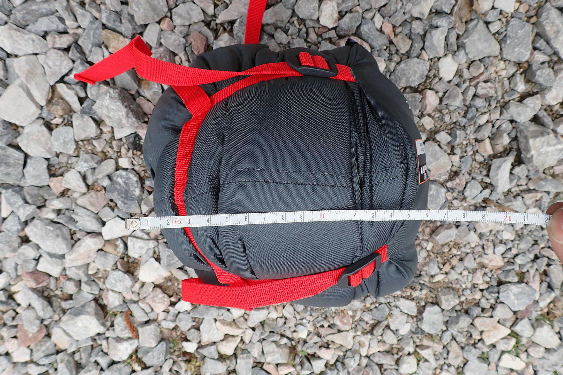 Po zatažení má spacák v transportním obalu šířku cca 15 cm.