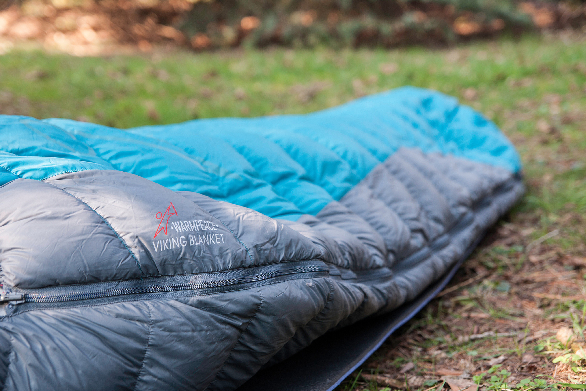 Zip po celé délce spacáku dovoluje jeho úplné rozepnutí a vytvoření přikrývky.