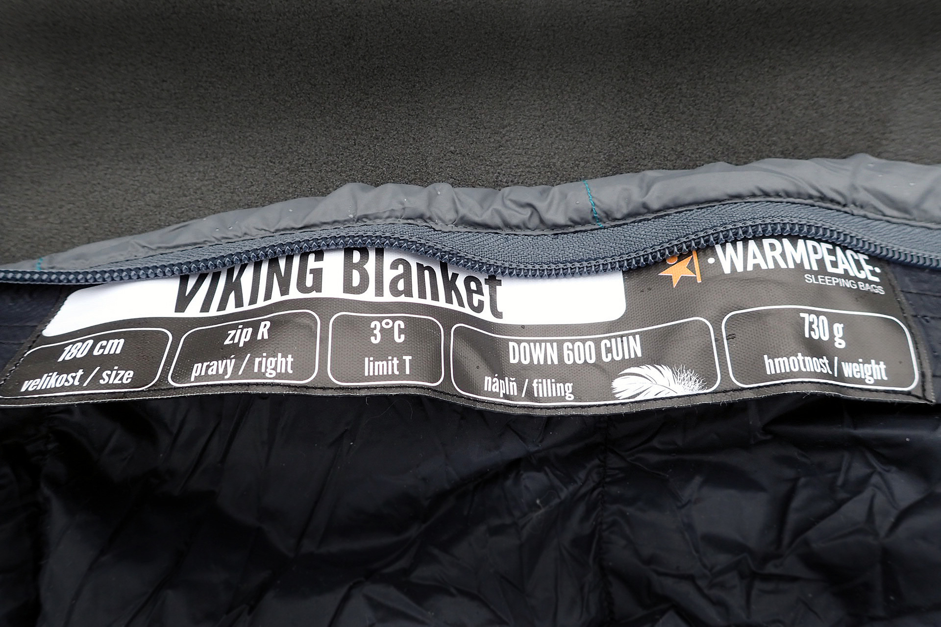 Vnitřní etiketa s důležitými údaji o spacáku Viking Blanket.