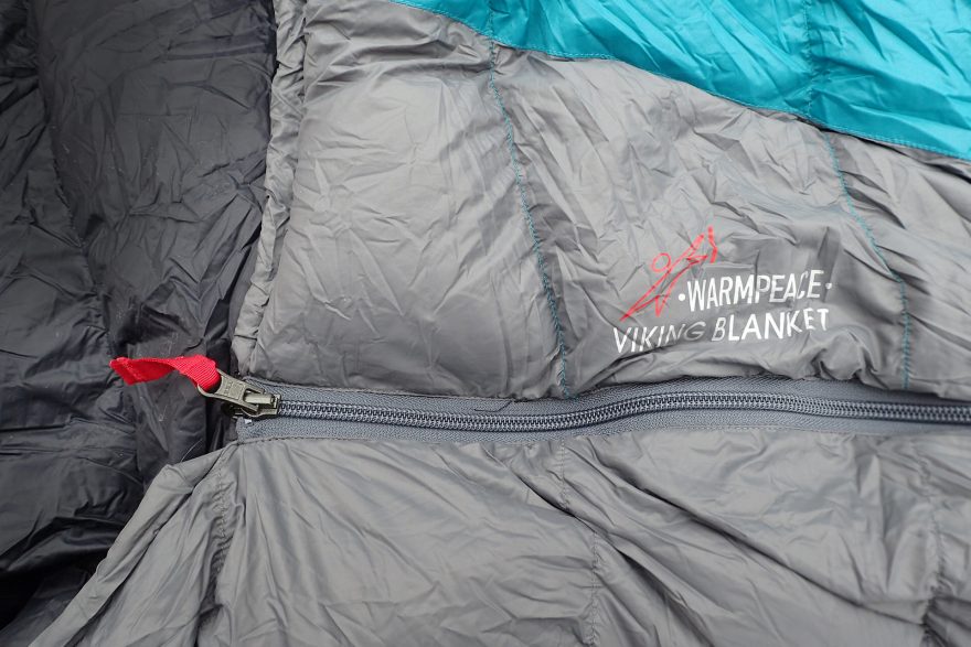 Při zapnutém spacáku je horní zip bez zajištění suchým zipem či přídavnou légou.