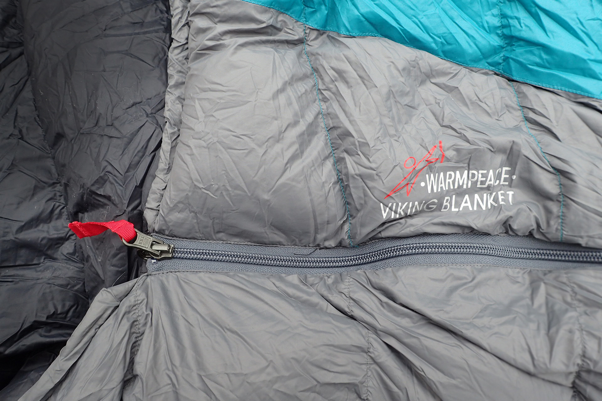 Při zapnutém spacáku je horní zip bez zajištění suchým zipem či přídavnou légou.